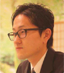 真剣な面持ちの写真