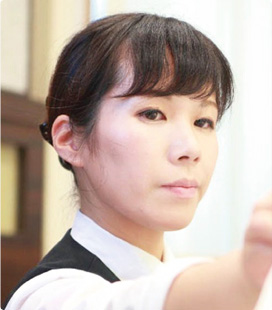 真剣な面持ちで仕事をしている写真