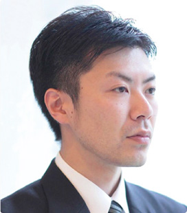 真剣な面持ちの写真